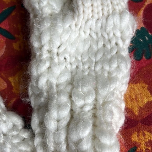 Gap cable knit mittens New with tag - Picture 6 of 9